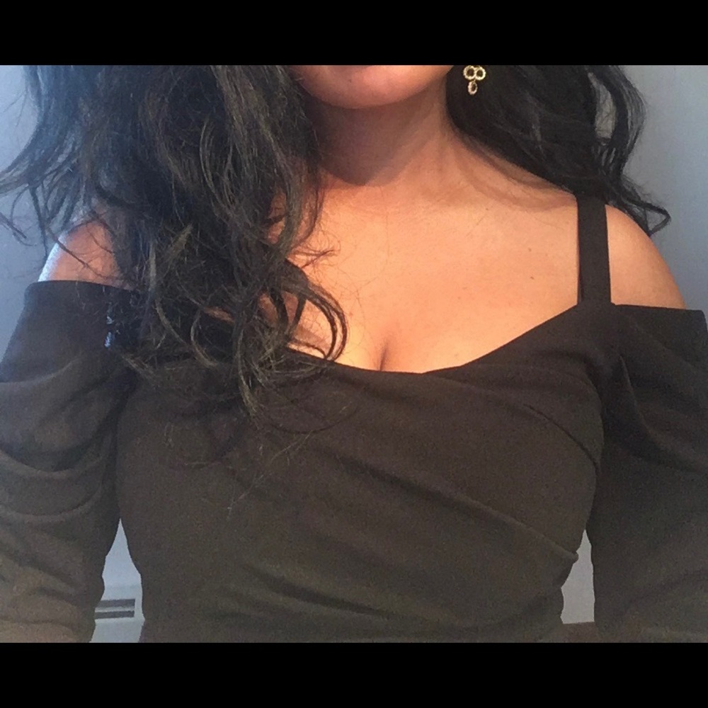 Black dress size M fit nice to the body, length to the knees